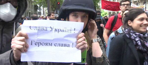 Проукраинские активисты плакатом закрывали камеру журналистов RT в Париже Проукраинские активисты плакатом закрывали камеру журналистов RT в Париже - Sputnik Кыргызстан