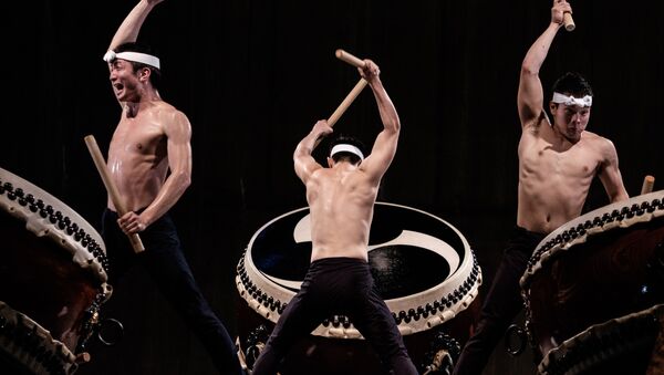 Музыканты играют на барабанах тайко. Архивное фото - Sputnik Кыргызстан