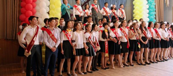 Выпускники на последнем звонке. Архивное фото - Sputnik Кыргызстан