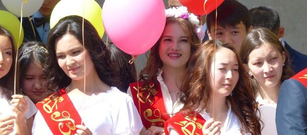 Торжественное мероприятие, посвященное “Последнему звонку” в Оше - Sputnik Кыргызстан