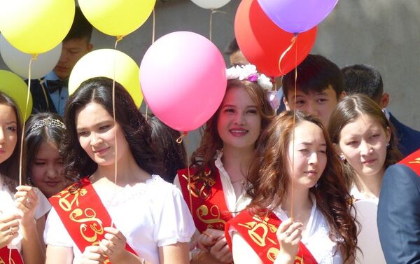 В Оше в четверг последний звонок прозвенел для 6,5 тысячи выпускников 9-х и 11-х классов. - Sputnik Кыргызстан