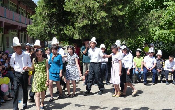 Выпускники 8-го класса подготовили для учителей сюрприз — станцевали школьный вальс. - Sputnik Кыргызстан