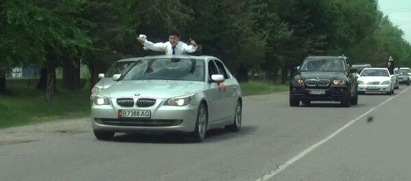 Унаадан белине чейин чыгып алган бүтүрүүчүлөр милицияны көзгө илбей ма - Sputnik Кыргызстан