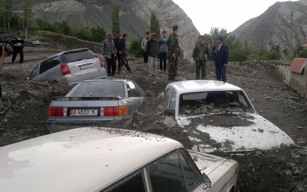В пятницу днем селевые потоки унесли машину, в салоне которой были шесть человек - Sputnik Кыргызстан