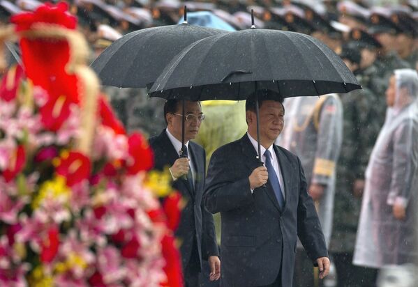 Кытай Эл Республикасынын президенти Си Цзиньпин менен премьер-министр Ли Кэцян. Билим күнүнө арналган парадда - Sputnik Кыргызстан