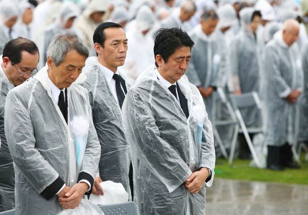 Япониянын премьер-министри Синдзо Абэ Хиросимадагы мемориалдык дүйнө паркындагы аза күтүү маалында - Sputnik Кыргызстан