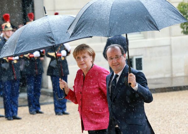 Франсуа Олланд менен Ангела Меркель Елисей сарайына кирип бара жатышат — Франция президентинин резиденциясы - Sputnik Кыргызстан