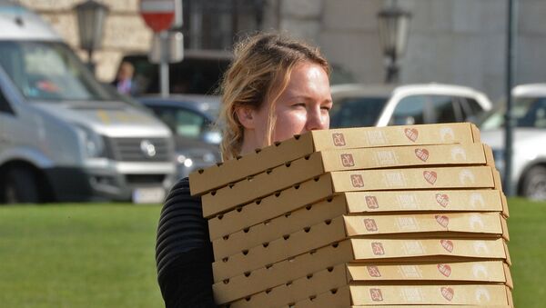 Девушка с коробками пицц. Архивное фото - Sputnik Кыргызстан