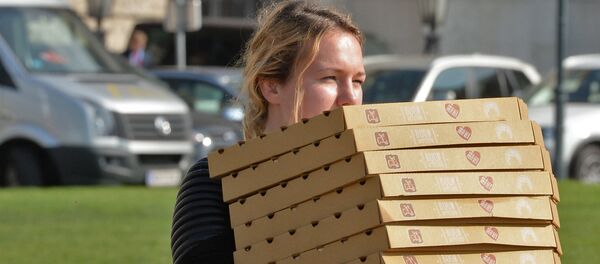 Девушка с коробками пицц. Архивное фото - Sputnik Кыргызстан