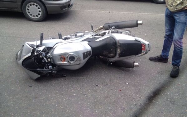 Читатель сообщил, что погибших в ДТП нет, однако карета скорой помощи увезла мотоциклиста - Sputnik Кыргызстан