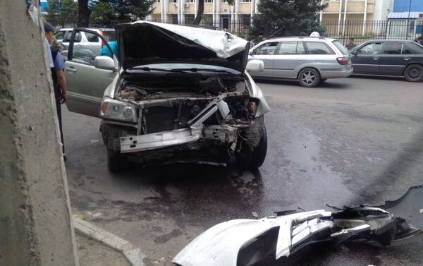 На улице Анкара (пересечение с улицей Курманджан Датка) произошло дорожно-транспортное происшествие с участием двух машин и мотоцикла - Sputnik Кыргызстан