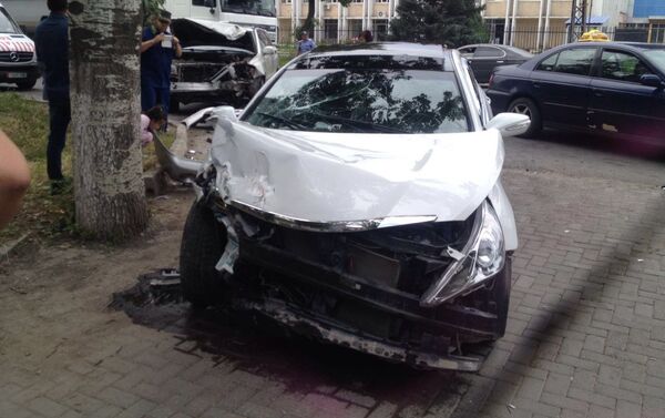 По словам читателя, водитель автомашины марки Hyndai Sonata выехал на встречную полосу движения и врезался в мотоциклиста и авто Toyota Highlander - Sputnik Кыргызстан
