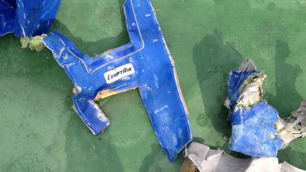 Обломки рухнувшего пассажирского самолета EgyptAir в Средиземном море - Sputnik Кыргызстан