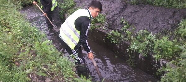 Тазалык ишканасынын кызматкерлери шаардагы арыктарды  тазалоо иштерин жүргүзүү учурунда - Sputnik Кыргызстан