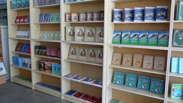 Книги на кыргызском языке в открывшимся ресурсном центре Кыргыз китеп в городе Ош - Sputnik Кыргызстан