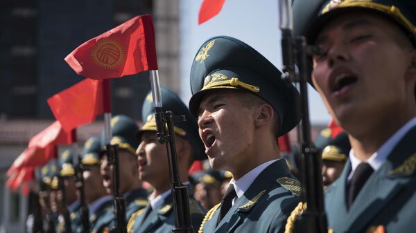Офицеры Национальной гвардии на дне открытых дверей для школьников приуроченный ко Дню защитника отечества - Sputnik Кыргызстан