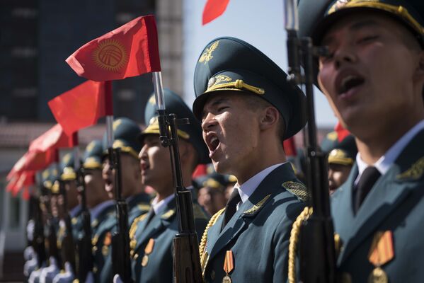 Офицеры Национальной гвардии на дне открытых дверей для школьников, приуроченном ко Дню защитника отечества - Sputnik Кыргызстан