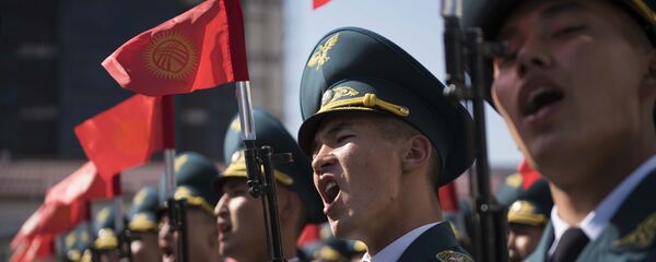 Офицеры Национальной гвардии на дне открытых дверей для школьников приуроченный ко Дню защитника отечества - Sputnik Кыргызстан