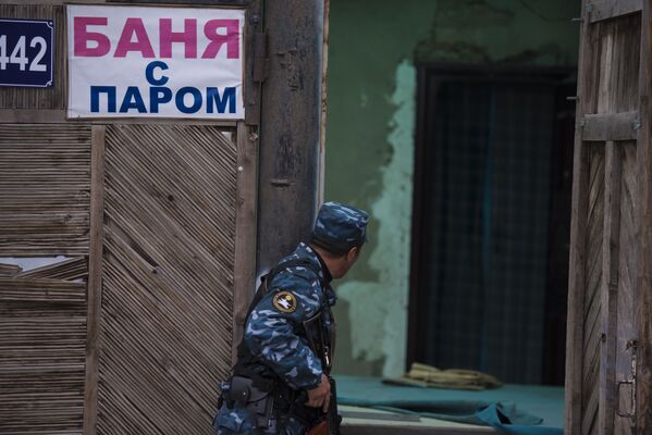 Сотрудник МВД во время оперативно-розыскных мероприятий на оцепленном районе возле рынка Дордой - Sputnik Кыргызстан