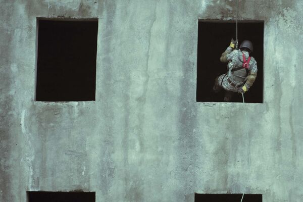 Спуск с помощью каната по стене здания во время боевой подготовки бригады спецназа Пантера - Sputnik Кыргызстан