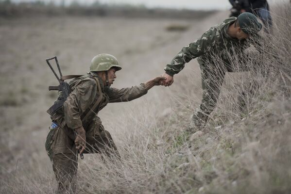 Бойцы спецназа Скорпион во время экзамена за зеленый берет - Sputnik Кыргызстан