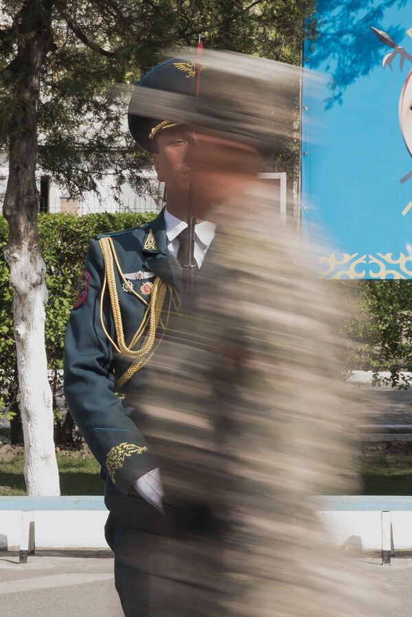 Удачно пойманный кадр: военнослужащий шагает мимо солдата роты почетного караула Нацгвардии КР - Sputnik Кыргызстан