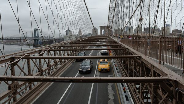 Полоса автомобильного движения на Бруклинском мосту в Нью-Йорке. Архивное фото - Sputnik Кыргызстан