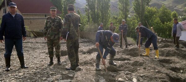 Сотрудники МЧС расчищают завал сошедшего селя в городе Кадамжай. Архивное фото Сотрудники МЧС расчищают завал сошедшего селя в городе Кадамжай. Архивное фото - Sputnik Кыргызстан
