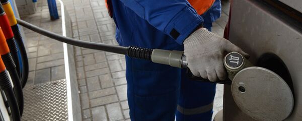 Акцизы на бензин и дизельное топливо повысили с 1 апреля Акцизы на бензин и дизельное топливо повысили с 1 апреля - Sputnik Кыргызстан