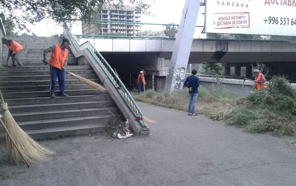 Сотрудники муниципального предприятия Тазалык проводят санитарную уборку подземных переходов - Sputnik Кыргызстан