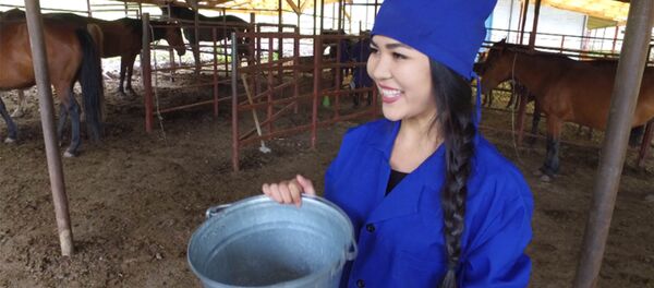 Ажарлуу кыз жана даамдуу кымыз: өлкө сулуусу бээ сааганда Ажарлуу кыз жана даамдуу кымыз: өлкө сулуусу бээ сааганда - Sputnik Кыргызстан