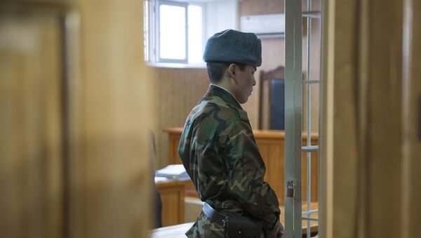 Архивное фото конвоира у решетки во время судебного процесса - Sputnik Кыргызстан
