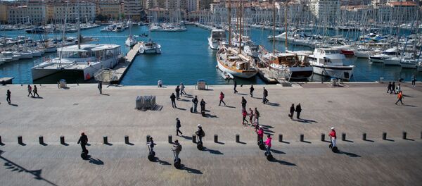 Люди идут вдоль Старого порта в Марселе на юге Франции. Архивное фото - Sputnik Кыргызстан