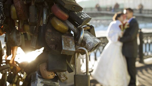 Жених с невестой на фоне замков. Архивное фото - Sputnik Кыргызстан