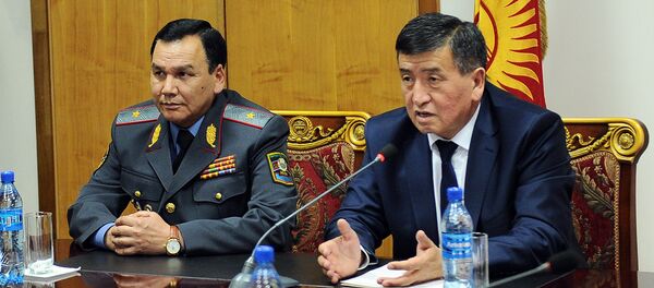 Премьер министр КР Сооронбай Жээнбеков и и.о. министра внутренних дел Кашкар Жунушалиев. Архивное фото - Sputnik Кыргызстан