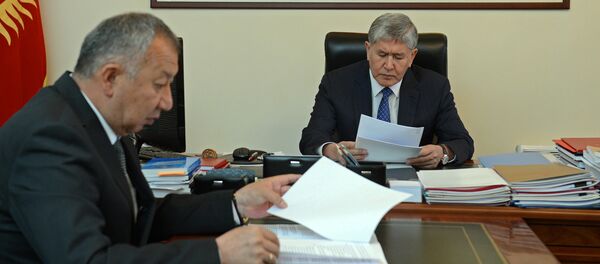 Президент Алмазбек Атамбаев жана өзгөчө кырдаалдар министри Кубатбек Боронов. Архив - Sputnik Кыргызстан