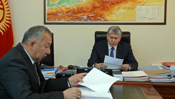 Президент Кыргызской Республики Алмазбек Атамбаев во время приема министра чрезвычайных ситуаций Кубатбека Боронова - Sputnik Кыргызстан