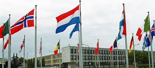 Флаги стран - участниц НАТО перед европейской штаб-квартирой Организации Североатлантического договора (НАТО) в Брюсселе. Архивное фото - Sputnik Кыргызстан