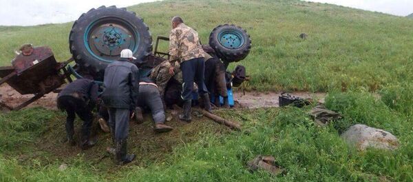 Местные жители рядом с перевернувшимся трактором в селе Кара-Сай Жамбыльской области Казахстана - Sputnik Кыргызстан