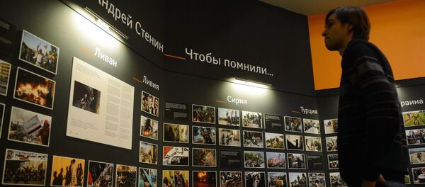 Посетитель у экспозиции фотографий фотокорреспондента МИА Россия сегодня Андрея Стенина, погибшего на Украине при исполнении профессионального долга. Архивнео фото - Sputnik Кыргызстан