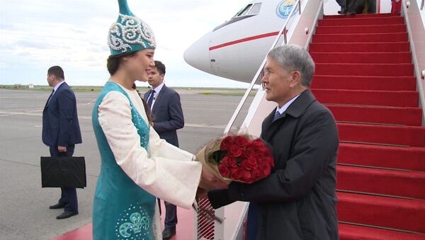 Атамбаева в Астане встретили с цветами в аэропорту Астаны - Sputnik Кыргызстан