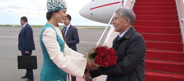 Атамбаева в Астане встретили с цветами в аэропорту Астаны - Sputnik Кыргызстан