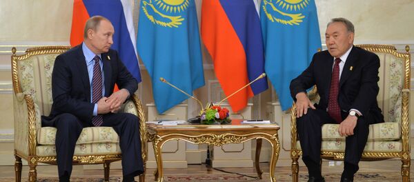 Президент России Владимир Путин (слева) и президент Казахстана Нурсултан Назарбаев во время встречи в Астане. Президент России Владимир Путин (слева) и президент Казахстана Нурсултан Назарбаев во время встречи в Астане. - Sputnik Кыргызстан