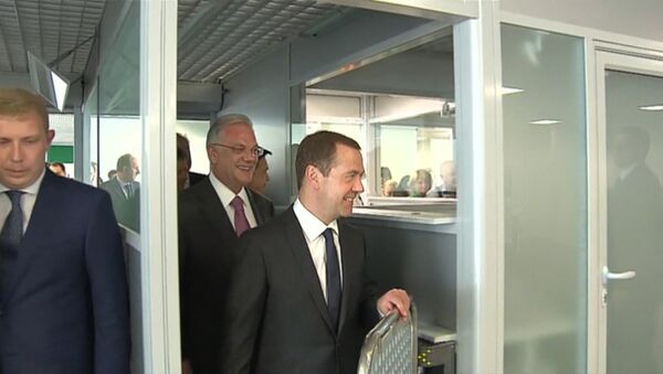 Медведев осмотрел новый аэропорт в Жуковском и поздравил всех с его открытием - Sputnik Кыргызстан