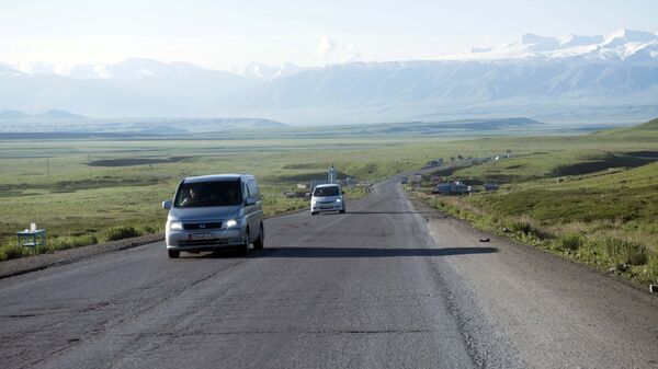 Автомобили на трассе Бишкек — Ош в Суусамырской долине. Архивное фото - Sputnik Кыргызстан