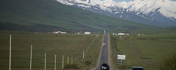 Автомобили на трассе Бишкек — Ош. Архивное фото - Sputnik Кыргызстан
