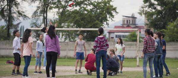 Архивное фото детей, которые играют в мяч Архивное фото детей, которые играют в мяч - Sputnik Кыргызстан