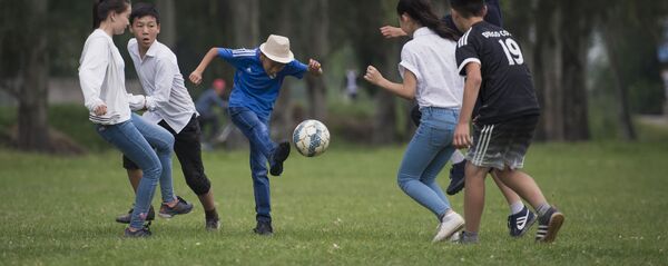 Футбол ойногон балдар. Архив Футбол ойногон балдар. Архив - Sputnik Кыргызстан