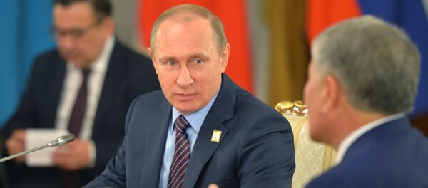 Президент Алмазбек Атамбаев жана Россиянын башчысы Владимир Путин. Архив - Sputnik Кыргызстан