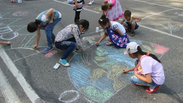 Конкурс рисунков Мое счастливое детство в честь празднования Международного дня защиты детей на площадке возле Вечного огня в Оше - Sputnik Кыргызстан
